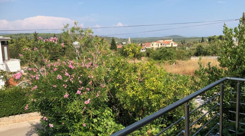 house in Stari Grad with parking
