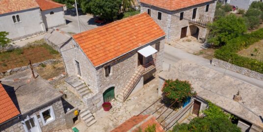 Dalmatinska tradicionalna kamena kuća na Hvaru s vrtom 