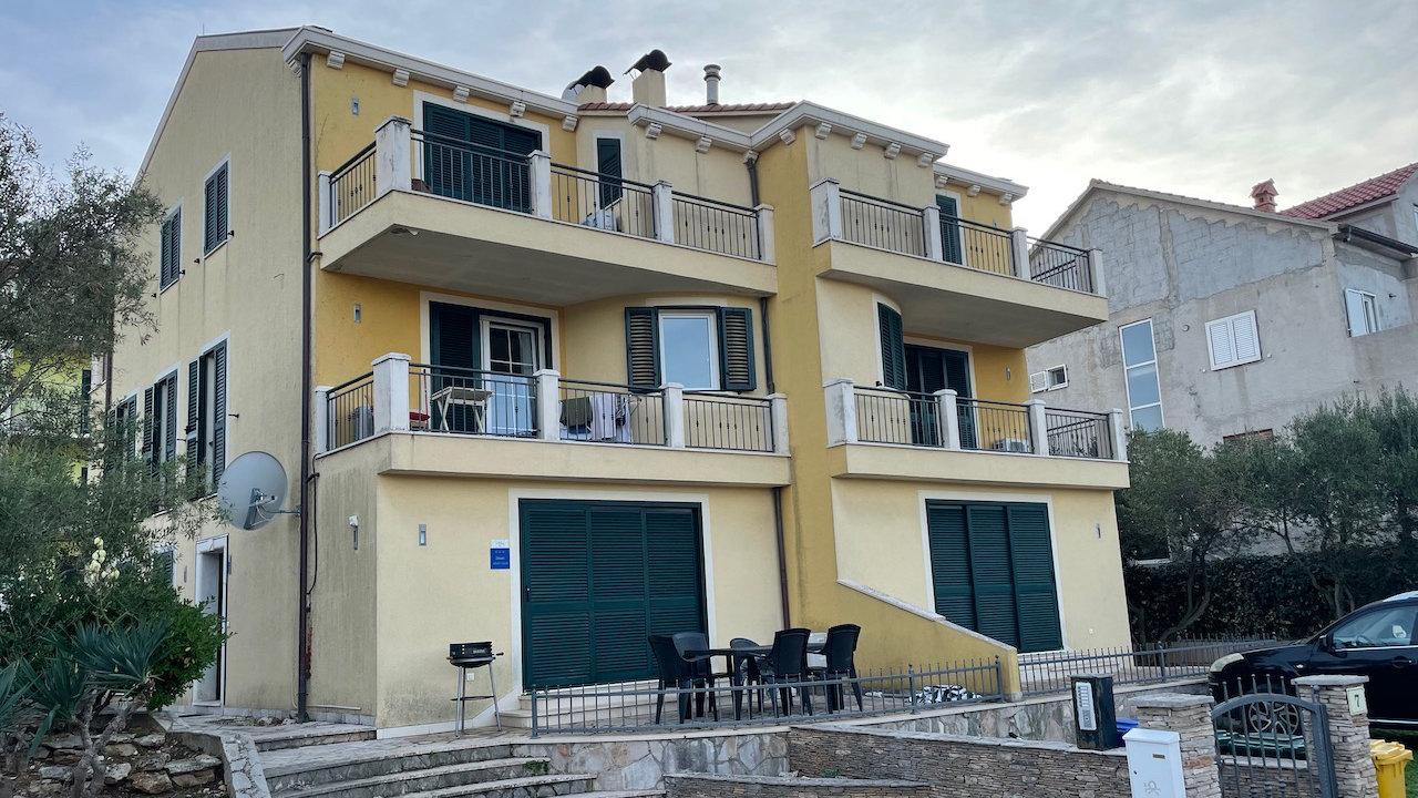 Quality apartment in Stari Grad for sale on the ground floor with a terrace and parking. 