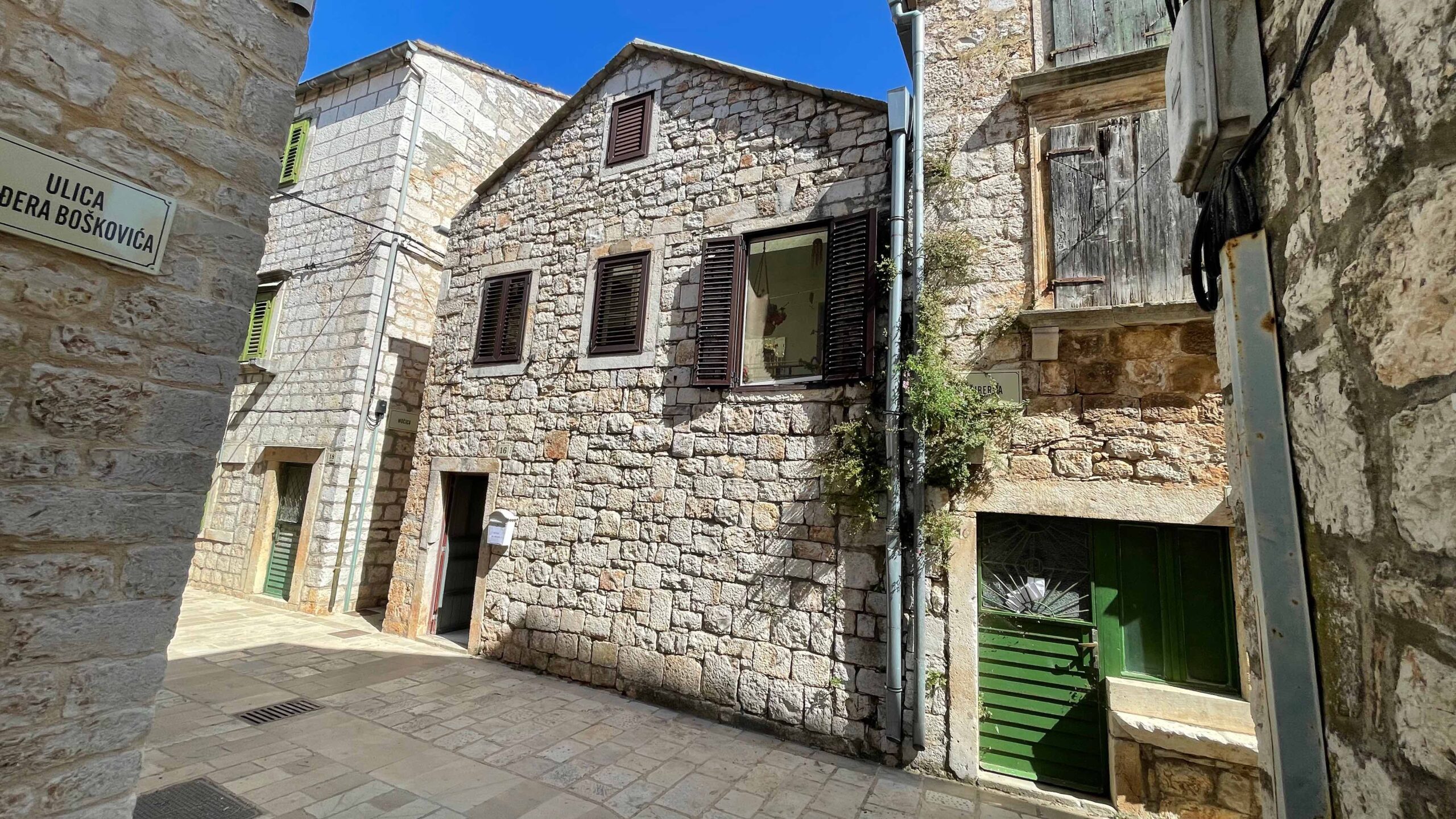 Family house in Stari Grad town centre with unusual feature