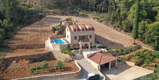 Izuzetna kamena kuća sa bazenom, parkingom i panoramskim pogledom.