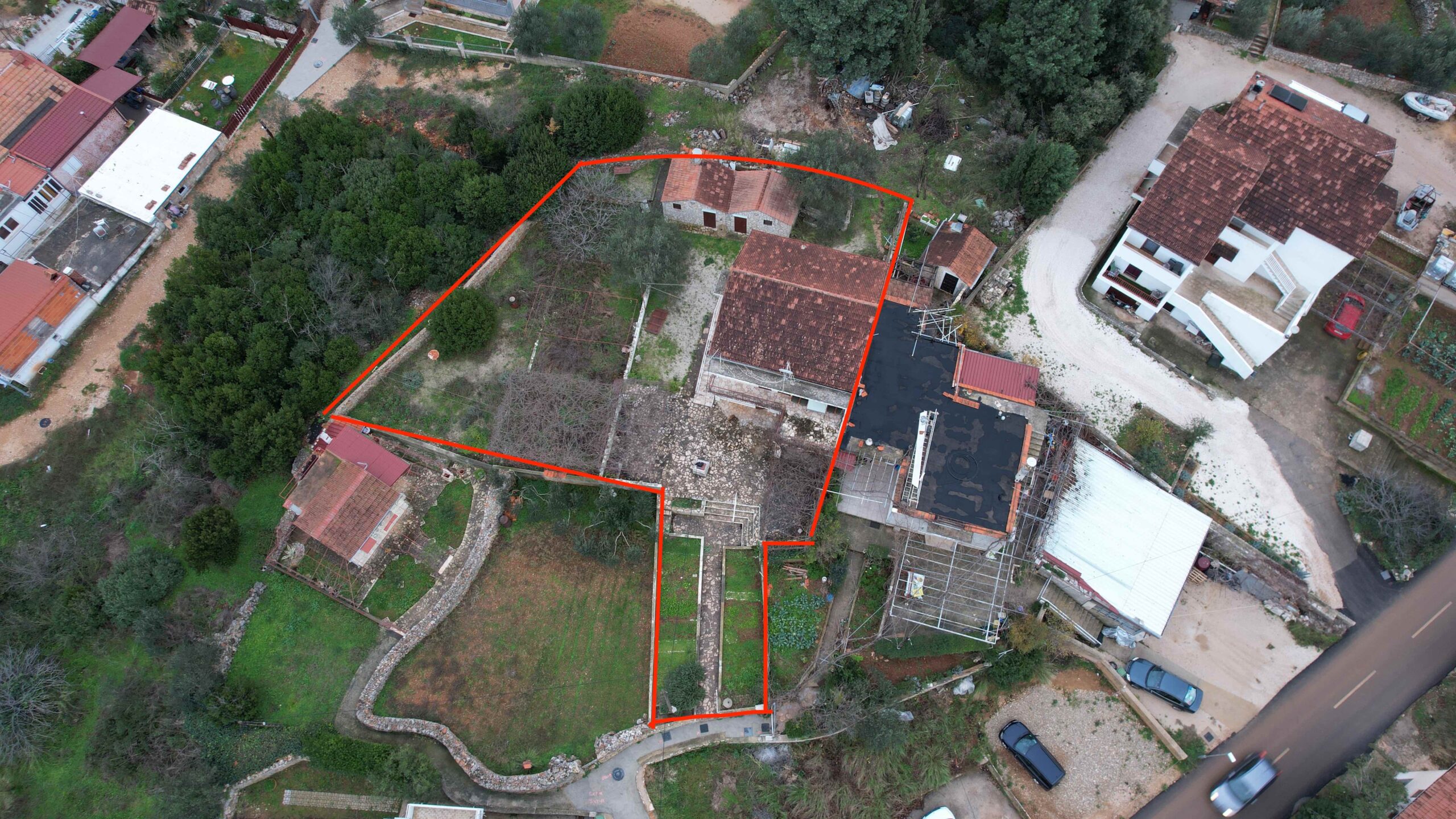 Prodaje se novije građena kuća s vrtom u Vrboskoj na otoku Hvaru