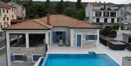 Prekrasna novoizgrađena kamena kuća u Jelsi s infinity bazenom i pogledom na more