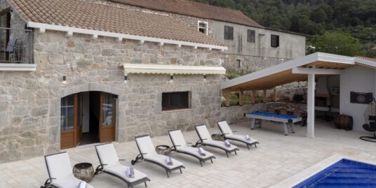 Prekrasna novoizgrađena tradicionalna hvarska kamena kuća s bazenom
