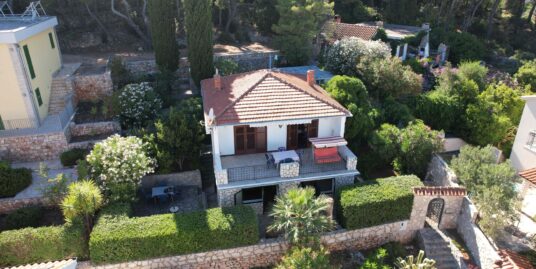 Kuća na Hvaru blizu mora kao odlična investicija.