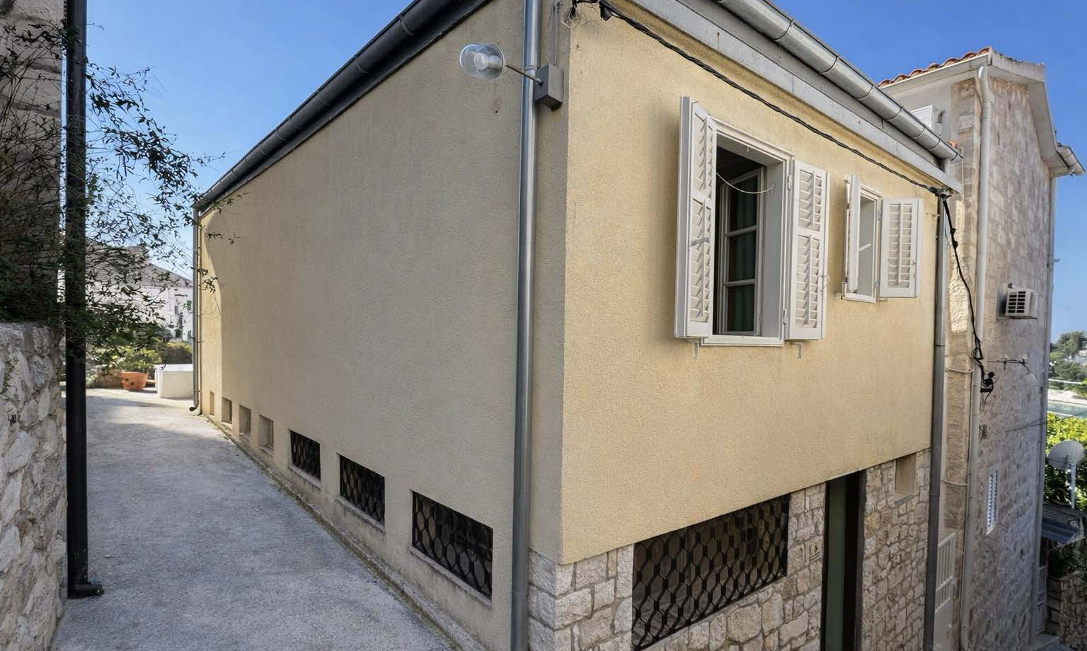 Side exterior of house with access path – Hvar town property
