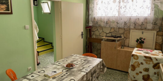 Dražesna kuća s potencijalom u gradu Hvaru, izgrađena sredinom sedamdesetih