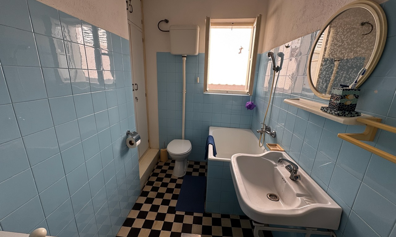 Bathroom with bathtub – Hvar town house