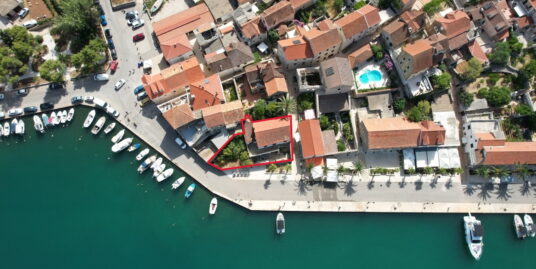 Kamena kuća uz more Vrboska Hvar
