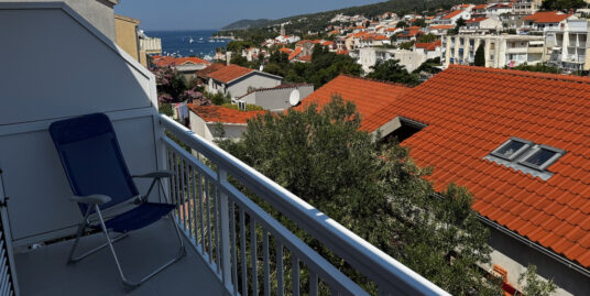 Dvoetažni stan s terasom i parkingom u Hvaru