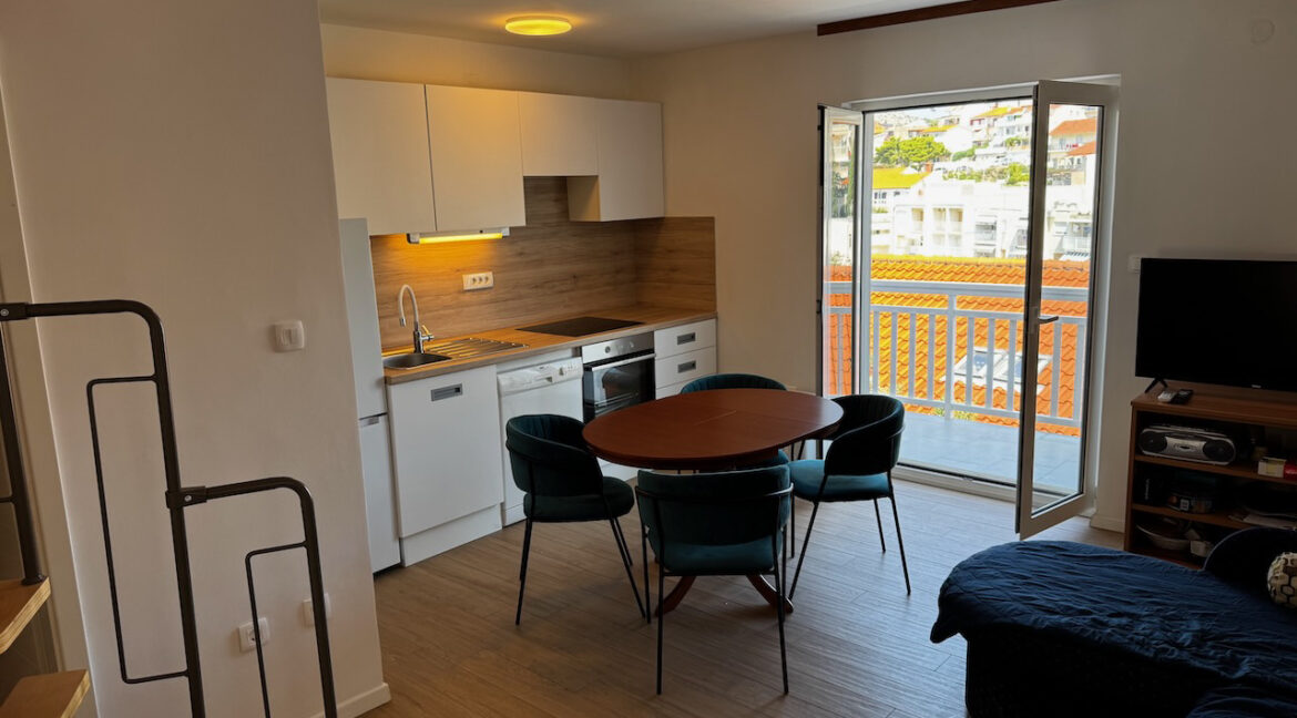 Hvar Town sea view duplex – living room and kitchen
