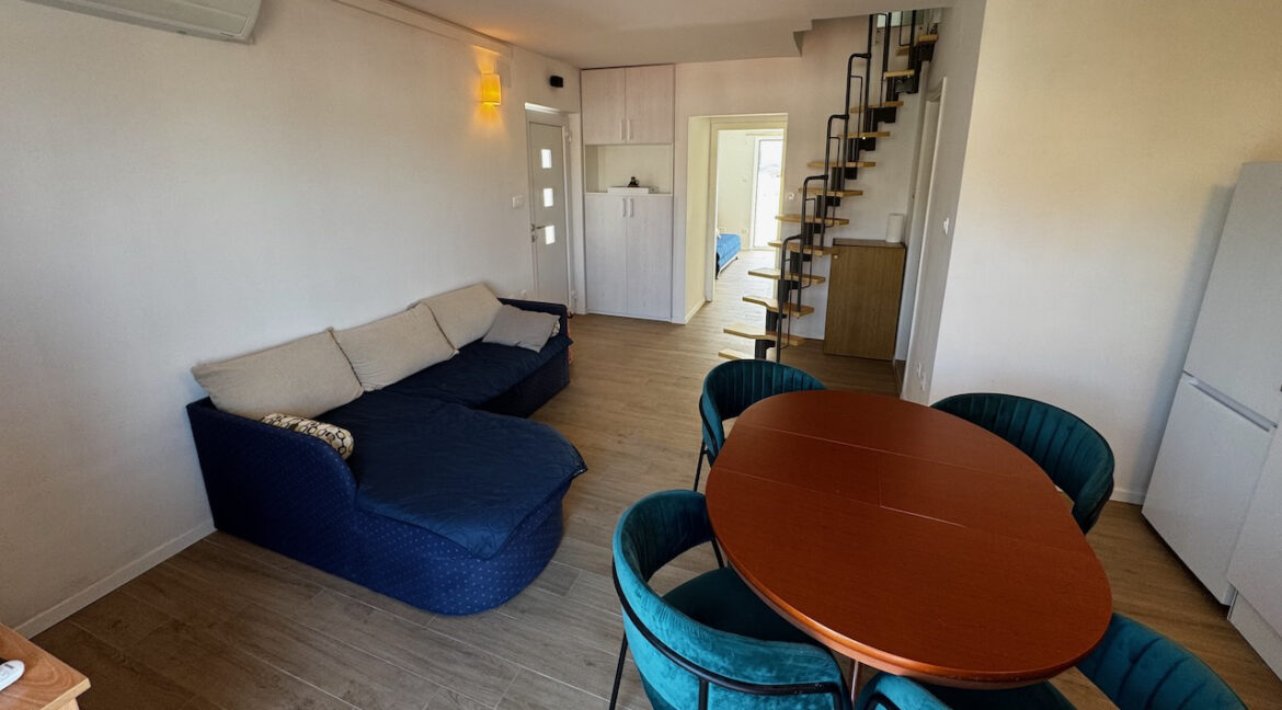 Hvar Town sea view duplex – living room with dining area