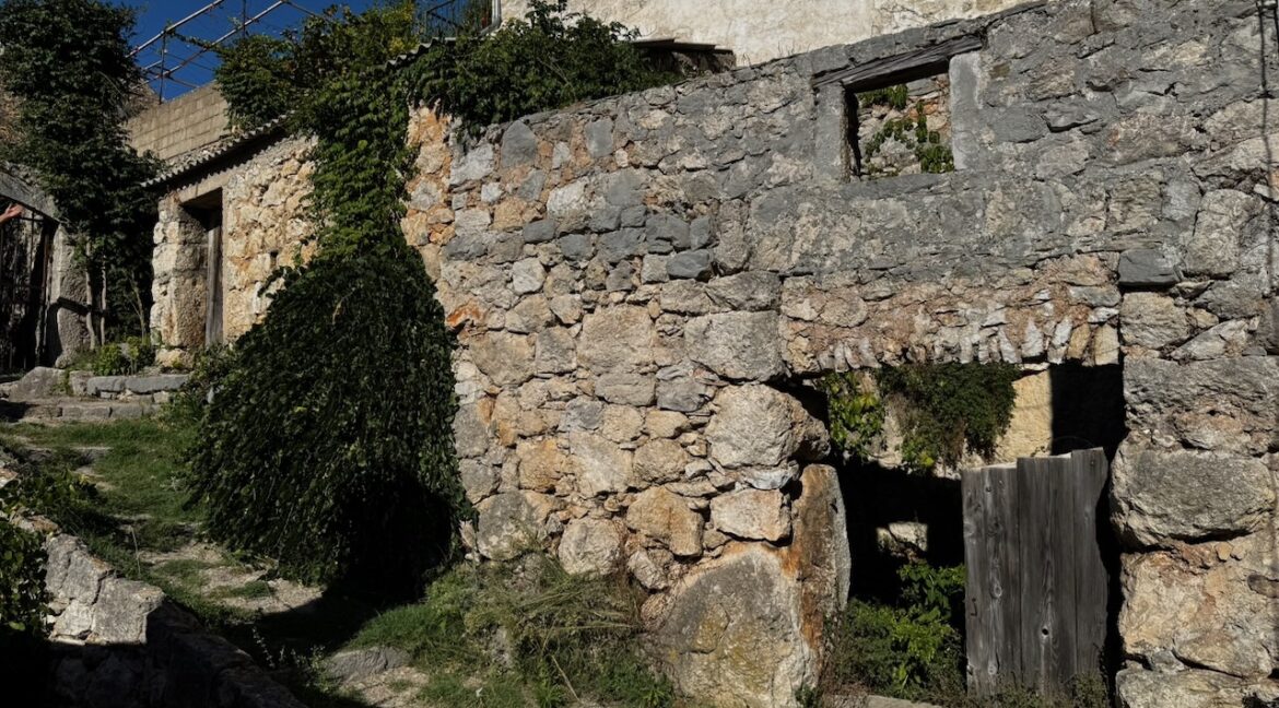 Obnova kamene kuće Vrisnik – autentična fasada
