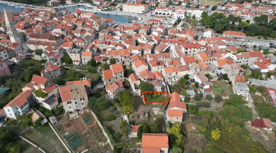 Building Plot Stari Grad – Near the Harbour