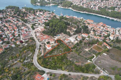 High-altitude drone image of investment land Hvar outlined in red showing closeness to Stari Grad harbour.