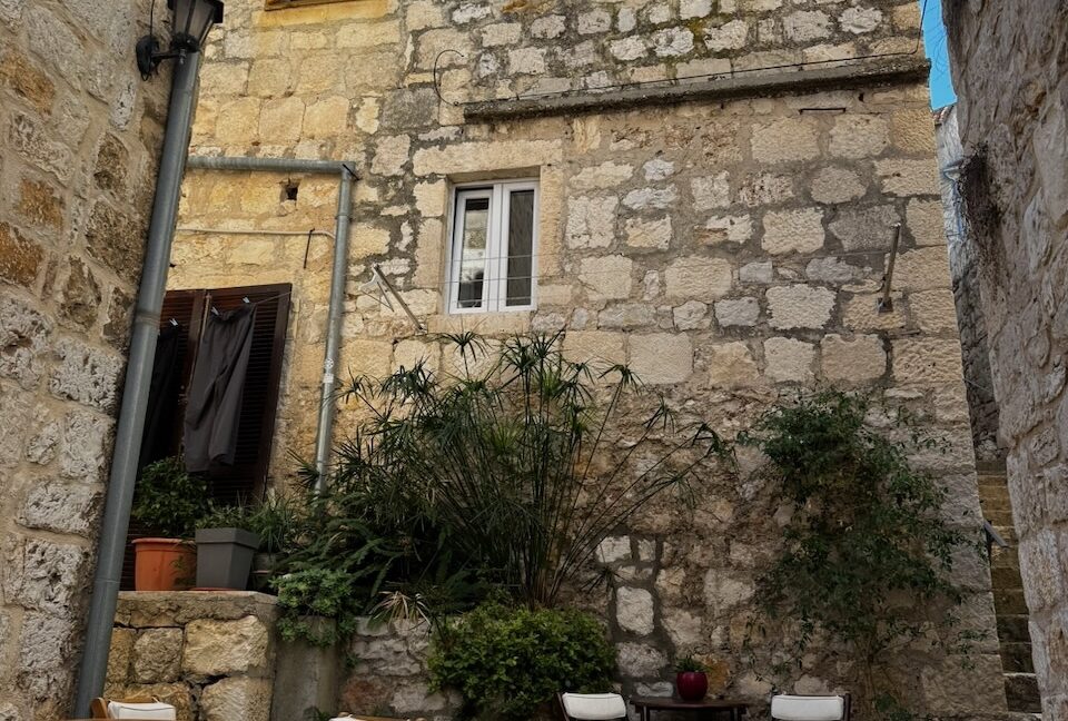 Dvorište i pročelje kamene kuće, Hvar.