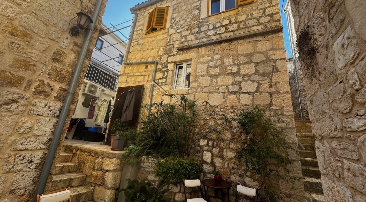 Kuća s biljkama i malim dvorištem, Hvar.