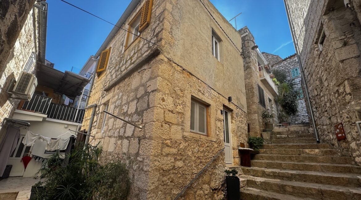Bočni i ulazni dio kamene kuće, Hvar.