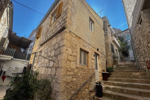 Kutni pogled na kamenu kuću uz stepenice – projekt renovacije kuće Hvar.