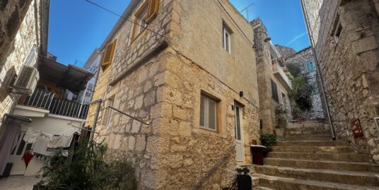 Traditional Stone House with Approved Project – Hvar Town
