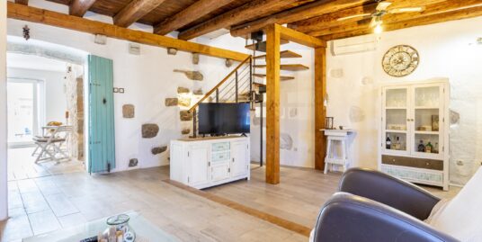 Kamena kuća s bazenom u Vrbanju – otok Hvar