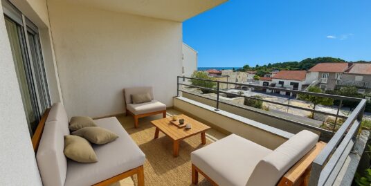 Prostrani stan u Hvaru – terase i parking