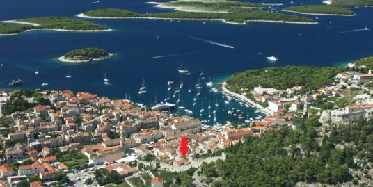 Stan u kamenoj kući – centar grada Hvara