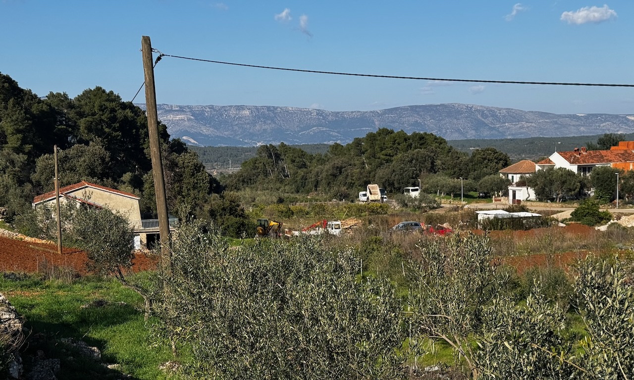 DOL17 – Overhead electricity lines nearby