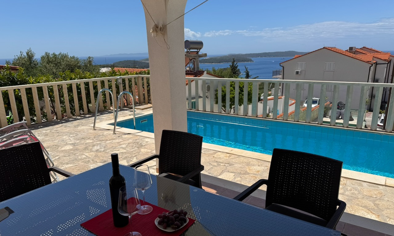 Hvar apartment with pool, covered terrace and sea views