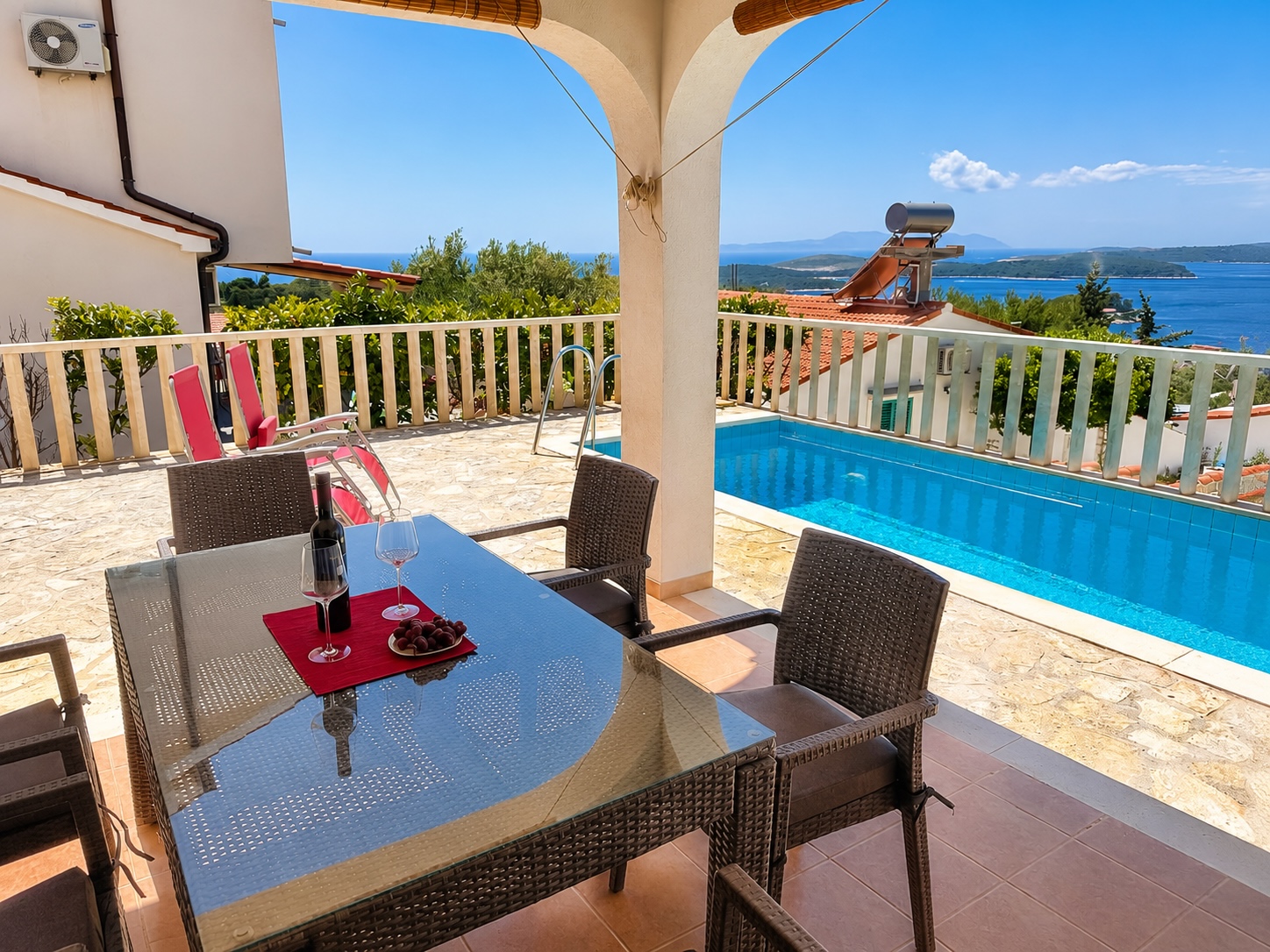 Hvar apartment with pool, covered terrace and sea views